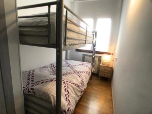 Bunk bed o mga bunk bed sa kuwarto sa Poblat Andorrá, Encamp, con terraza, zona Grandvalira