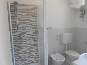 Ένα μπάνιο στο Ferienhaus direkt am Meer mit Wallbox für Elektroautos