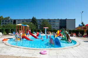 a group of people playing in an indoor water park at Zem-Tourist 250 M OD MORZA, ODKRYTY BASEN, PLAC ZABAW, PARKING, WYŻYWIENIE in Pustkowo