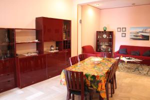 A kitchen or kitchenette at Appartamenti Cavataio 1