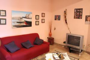 A television and/or entertainment centre at Appartamenti Cavataio 1