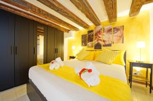 Ένα ή περισσότερα κρεβάτια σε δωμάτιο στο Calle dei Fabbri San Marco Apartment +31 φωτογραφίες