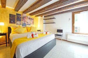 um quarto com uma cama grande num quarto em Calle dei Fabbri San Marco Apartment em Veneza