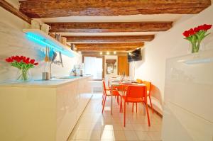 Η κουζίνα ή μικρή κουζίνα στο Calle dei Fabbri San Marco Apartment