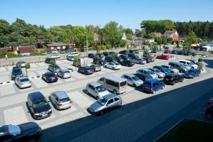 a model of a parking lot filled with cars at Zem-Tourist 250 M OD MORZA, ODKRYTY BASEN, PLAC ZABAW, PARKING, WYŻYWIENIE in Pustkowo