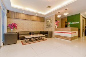 Χώρος καθιστικού στο RedDoorz Plus @ Thamrin