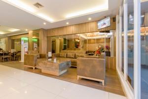 Χώρος καθιστικού στο RedDoorz Plus @ Thamrin