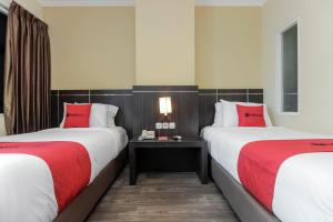 Ένα ή περισσότερα κρεβάτια σε δωμάτιο στο RedDoorz Plus @ Thamrin