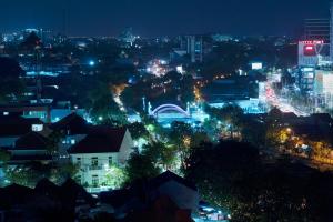 Pemandangan umum bagi Surabaya atau pemandangan bandar yang diambil dari hotel