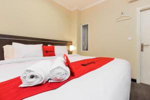 Ένα ή περισσότερα κρεβάτια σε δωμάτιο στο RedDoorz Plus @ Thamrin