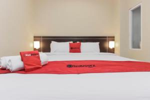 Ένα ή περισσότερα κρεβάτια σε δωμάτιο στο RedDoorz Plus @ Thamrin