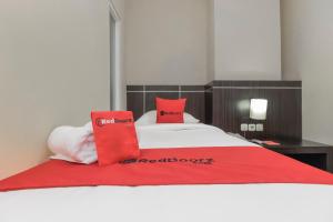 Ένα ή περισσότερα κρεβάτια σε δωμάτιο στο RedDoorz Plus @ Thamrin