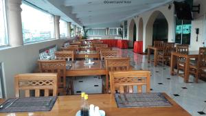 Restaurace v ubytování Grand Laurel Hotel