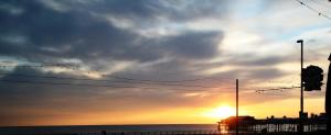 un tramonto sulla spiaggia con il tramonto di The Blenheim Mount Hotel a Blackpool
