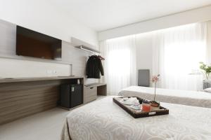 Llit o llits en una habitació de Alfa Fiera Hotel