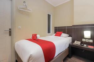 Ένα ή περισσότερα κρεβάτια σε δωμάτιο στο RedDoorz Plus @ Thamrin