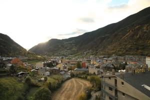 une petite ville dans une vallée avec des montagnes dans l'établissement Prat del Tirader, Atico en Encamp, Zona Grandvalira, à Encamp
