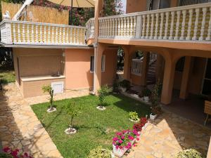 an aerial view of a house with a courtyard with flowers at Apartments Montenegrina in Ulcinj