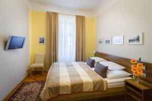 Letto o letti in una camera di Monastery Hotel