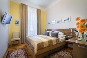 Letto o letti in una camera di Monastery Hotel