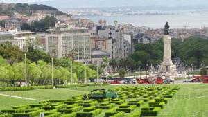 リスボンにあるComfortable Apartment in Marquês de Pombalの中央に像のある大きな公園