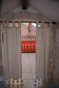 uma vista para um quarto com cortinas e uma cama em Il Casale Delle Principesse em Mattinata