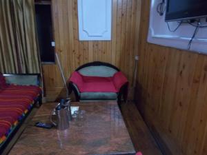 Habitación con cama y TV en la pared. en Mall road Stay with In-house restaurant en Nainital