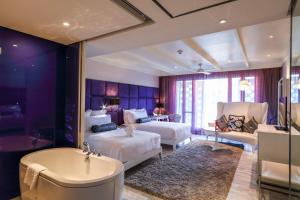 Habitación de hotel con 2 camas y bañera en Hua Chang Heritage Hotel, en Bangkok