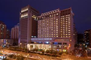 ein großes Gebäude in einer Stadt in der Nacht in der Unterkunft Marco Polo Parkside, Beijing in Peking