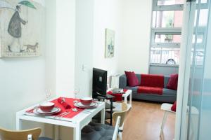 バーミンガムにあるCosy Central Apartment at Branston Street By HF Groupのリビングルーム(テーブル、ソファ付)