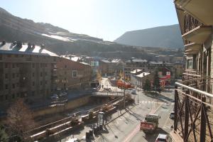 vista su una città con edifici e su una strada di Novell, Canillo centro, zona Grandvalira a Canillo