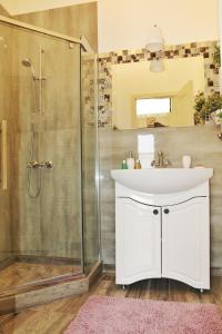 bagno con lavandino e doccia di Adagio Residence a Constanţa