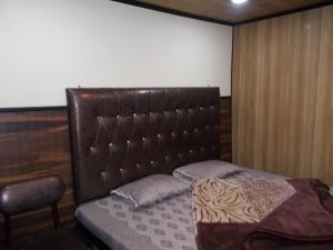 Un pat sau paturi într-o cameră la Ratnam Guest house