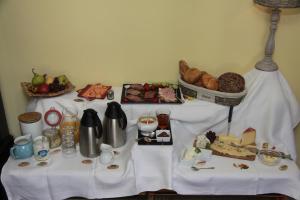 uma mesa com uma toalha de mesa branca com comida em well-dorado em Kals am Grossglockner