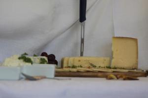 un piatto di formaggio e uva su un tavolo di well-dorado a Kals am Grossglockner