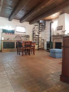 a dining room with a table and a fireplace at Rifugio di campagna in Vitorchiano