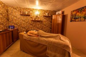 uma pessoa deitada numa cama num quarto em Pamukkale Termal Ece Otel em Pamukkale