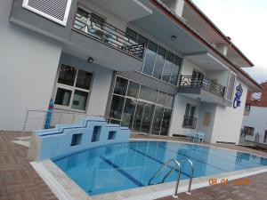 a swimming pool in front of a building at Pamukkale Termal Ece Otel in Pamukkale