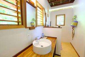 Ванная комната в Coco Komba Lodge