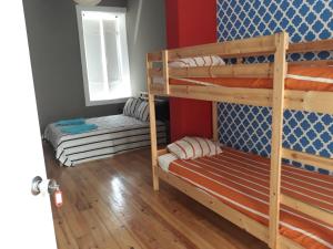 Ein Etagenbett oder Etagenbetten in einem Zimmer der Unterkunft Lisbon Design Hostel