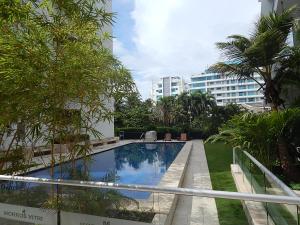 une piscine au milieu d'un immeuble dans l'établissement Edificio Morros Vitri, à Carthagène des Indes