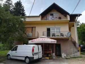 a white van parked in front of a house at Apartman Trninic in Gornji Ribnik +5 photos
