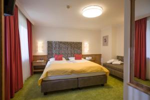 Posteľ alebo postele v izbe v ubytovaní Hotel-Garni Jakober