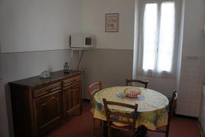 una camera con tavolo e una cucina con forno a microonde di La Cebette a Saint-Cyr-sur-Mer