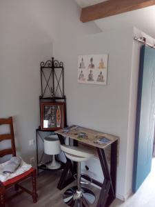 einen Schreibtisch in einem Zimmer mit einem Stuhl und einem Tisch in der Unterkunft Casa Lucia in Saint-Maximin-la-Sainte-Baume