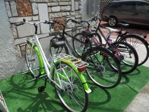 un grupo de bicicletas estacionadas al lado de un edificio en B&B Villa Flora, en Peschiera del Garda