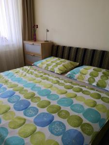 Schlafzimmer mit einem Bett in Grün und Blau in der Unterkunft Apartment High Tatras in Veľký Slavkov