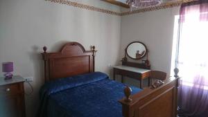 ベニマンテイにあるVivienda Vacacional Ca Pepのベッドルーム(ベッド1台、シンク、鏡付)