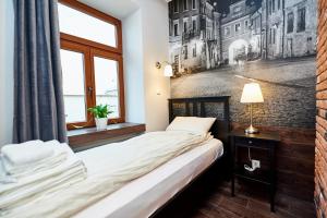 um quarto com uma cama grande e uma janela em Carmelito em Lublin