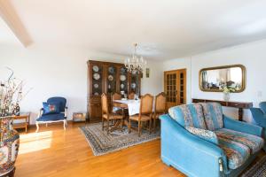 un soggiorno con divano blu e tavolo di Oporto Beach Charm a Canidelo